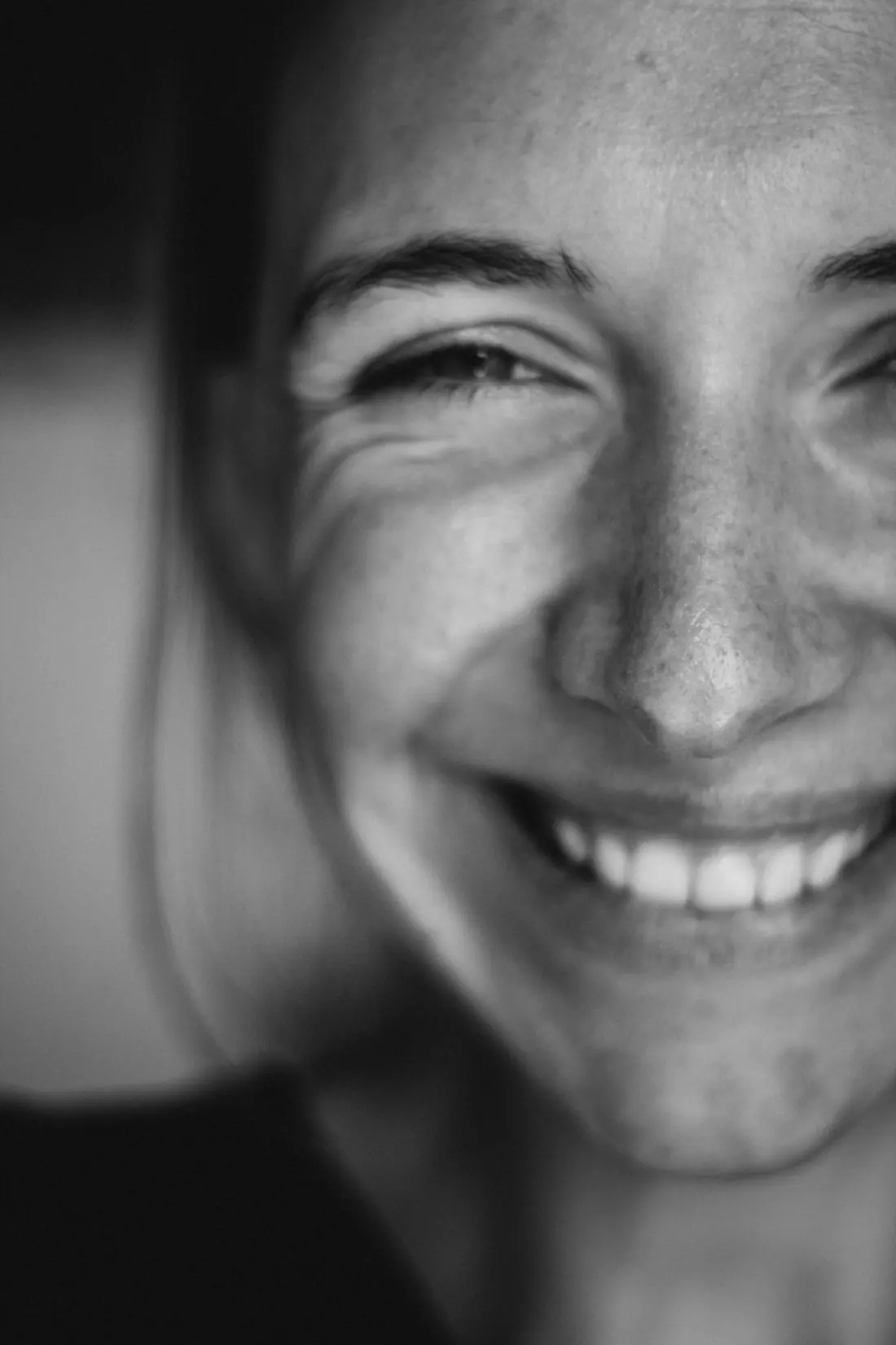 Primer plano en blanco y negro de una sonrisa natural
