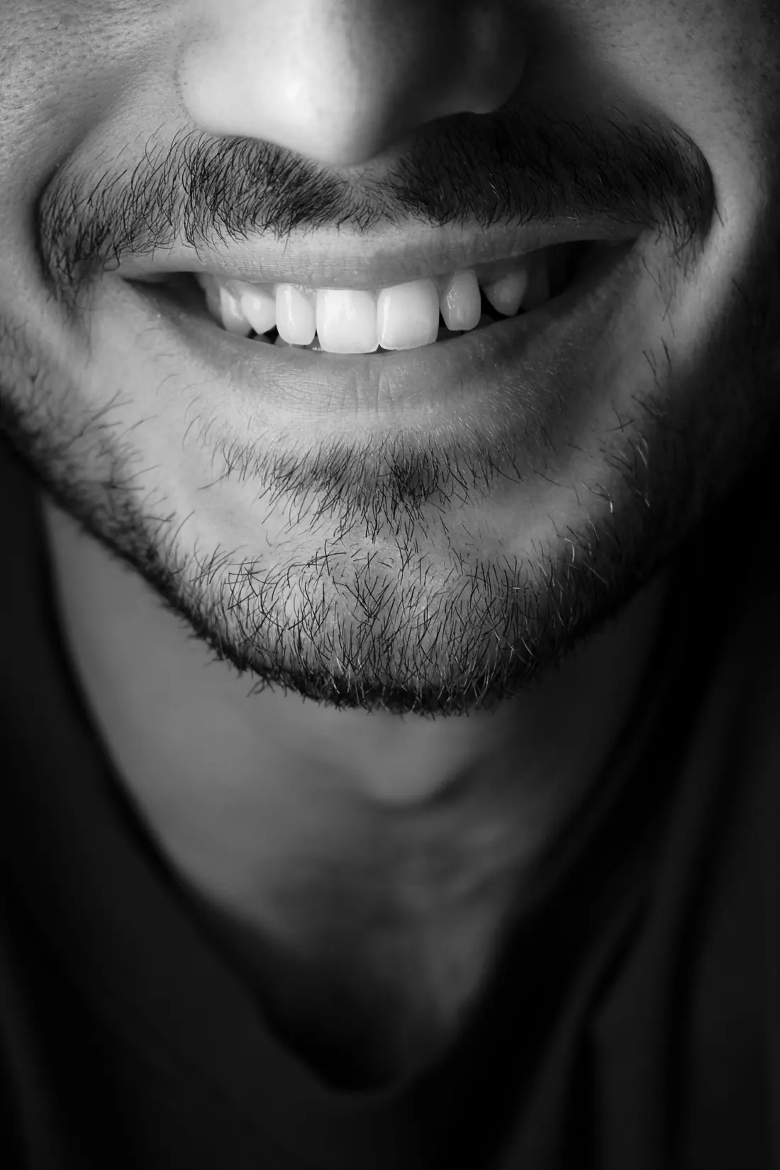 Hombre sonriendo, retrato en blanco y negro