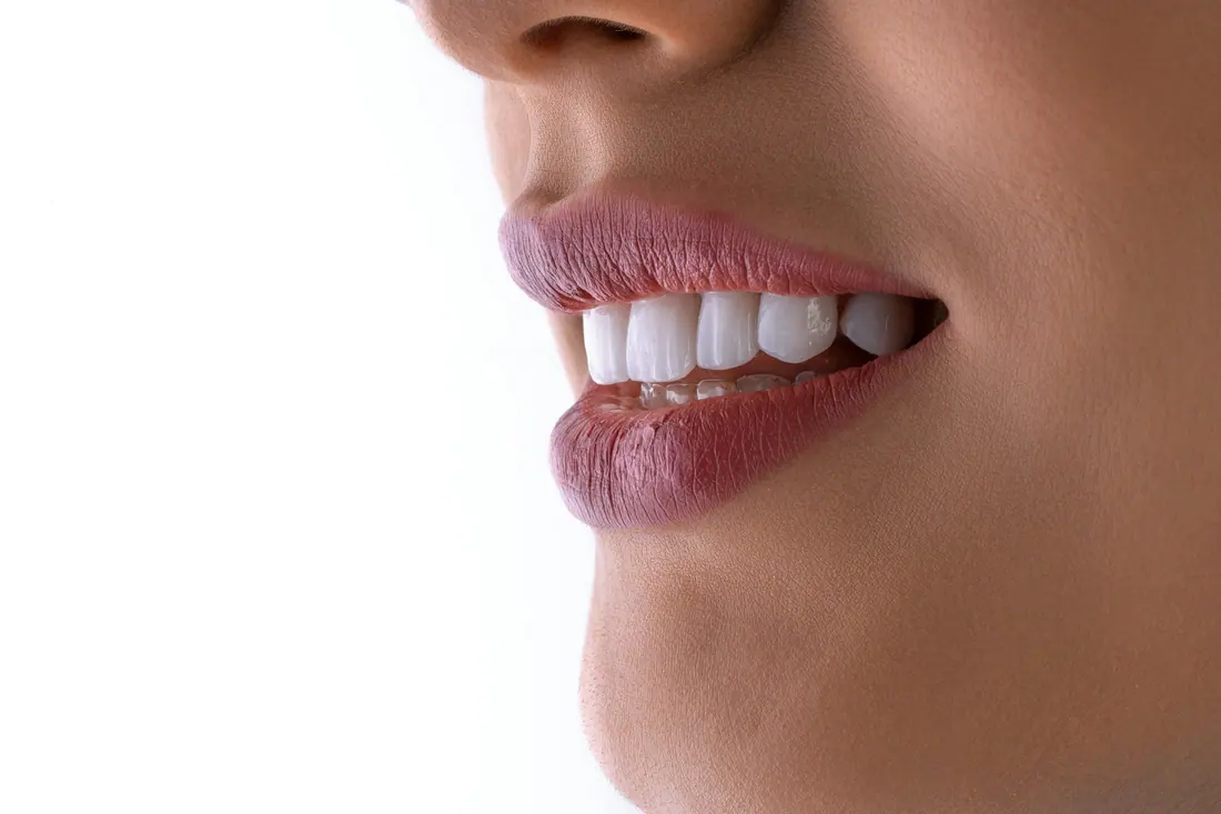 Sonrisa de perfil sobre fondo blanco