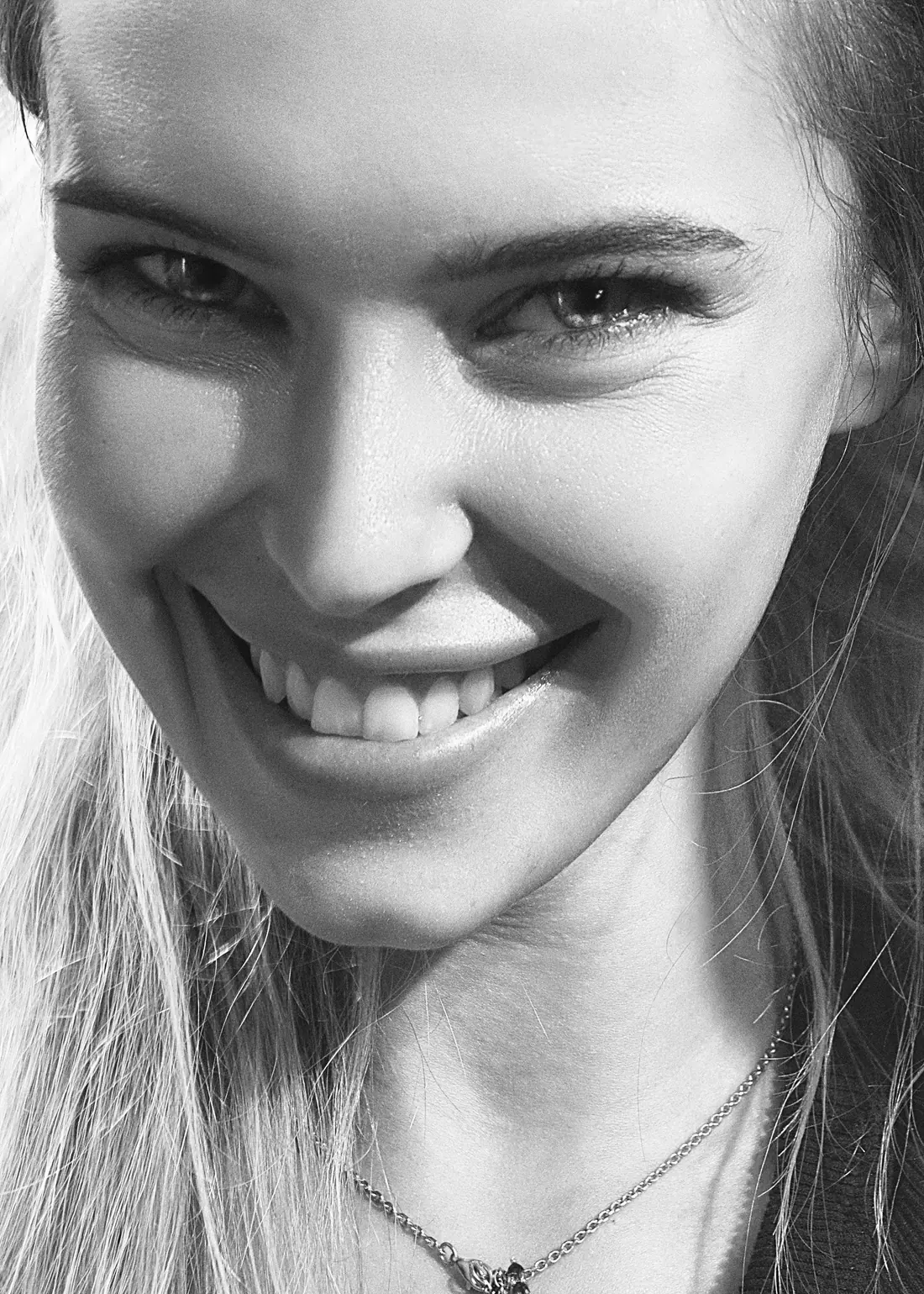 Mujer sonriendo, retrato en blanco y negro